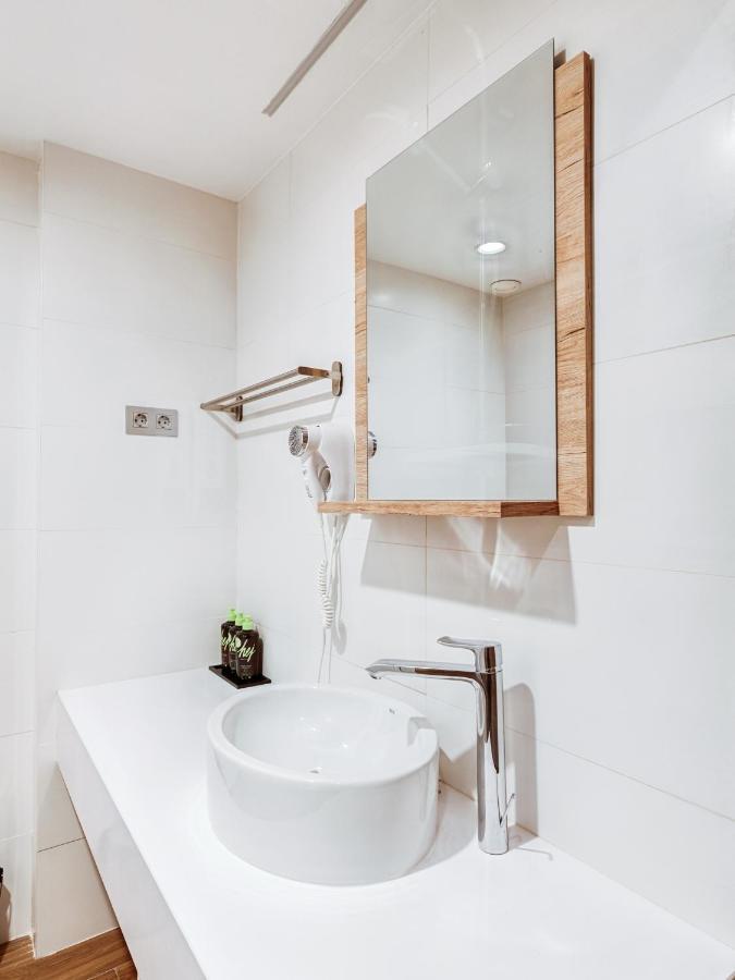 Limehome Barcelona Carrer De Fontcoberta - Digital Access מראה חיצוני תמונה